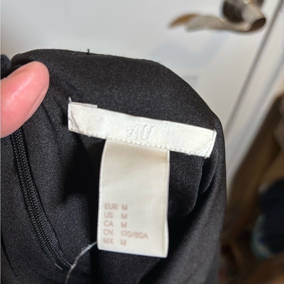 H&M Black and White Geometric Mini Skirt Size M NWOT - Picture 3 of 5